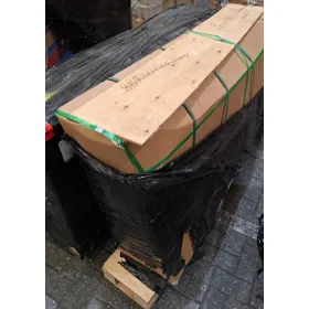 Bicicletă electrică de munte cu priză de perete și încărcător.