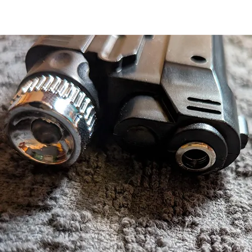 Brichetă cu gaz reîncărcabilă nouă în formă de pistol, echipată cu o funcție suplimentară de șoc electric și fără un mecanism de siguranță rezistent la copii, vândută în vrac.