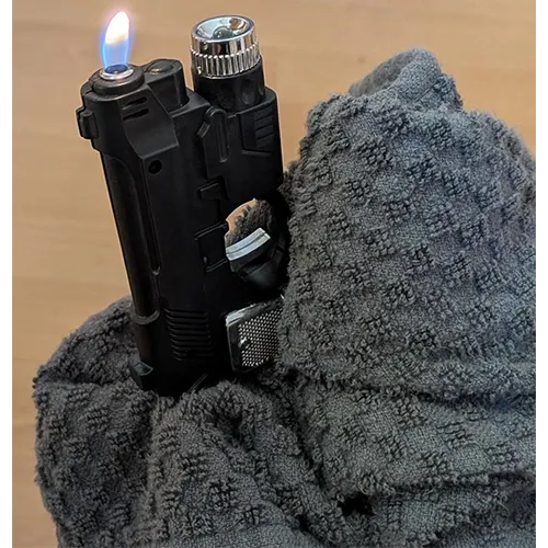Brichetă cu gaz reîncărcabilă nouă în formă de pistol, echipată cu o funcție suplimentară de șoc electric și fără un mecanism de siguranță rezistent la copii, vândută în vrac.