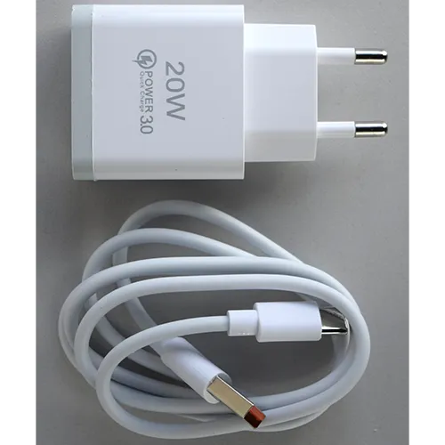 Încărcător de perete din plastic alb cu un port de ieșire USB Type-A, vândut cu un cablu alb separat.