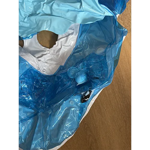 Scaun de înot gonflabil albastru cu baldachin, în formă de pește cu structură de acoperiș. Mai multe bile cu clopote sunt integrate în zona frontală de deasupra capului peștelui.