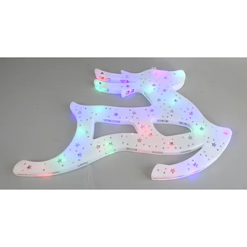 Corp de iluminat, în formă de ren, cu lumini LED multicolore, destinat decorării ferestrelor.