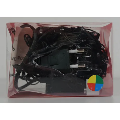 Lanț de iluminat decorativ extensibil cu 100 de lumini LED colorate și o cutie electronică neagră de control.