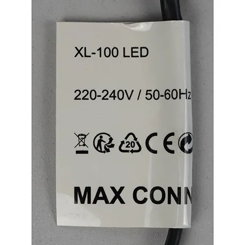 Lanț de iluminat decorativ extensibil cu 100 de lumini LED colorate și o cutie electronică neagră de control.