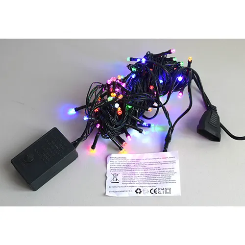 Lanț de iluminat cu LED-uri cu lumini colorate, sârmă verde izolată și o cutie de control neagră.