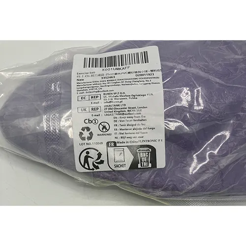 Mingea de yoga mov făcută din PVC moale.